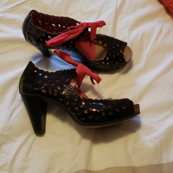 Chanii B black leather heels w pink bow Sz 37 - Picture 6 of 7